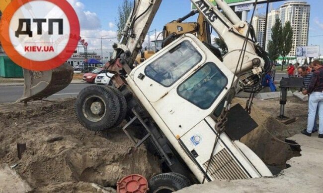 У Києві екскаватор пішов під землю (фото)