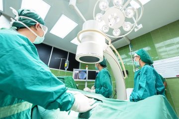 Лікарі 33 години видаляли пухлину вагою 15 кілограмів: фото не для слабкодухих