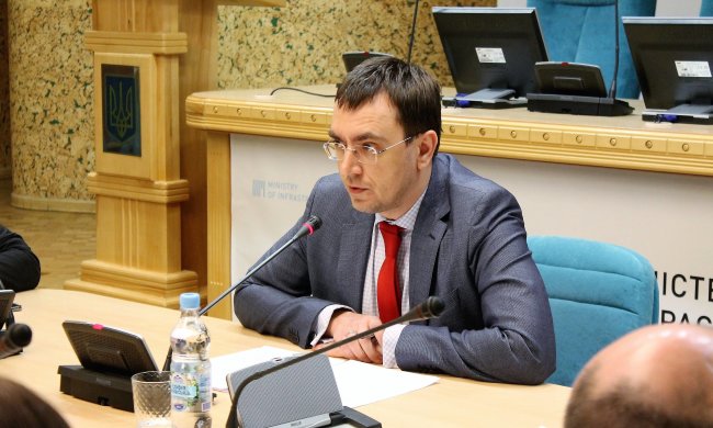 Колхозные наезды Омеляна на Зеленского разнесли в Facebook: "Прыщавый юноша"