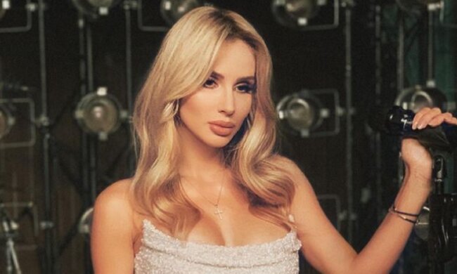 Светлана Лобода в короткой юбочке стала в игривую позу: "Вечно молодая"