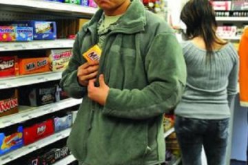 Злодій-ласун викрав із магазину 23 шоколадки