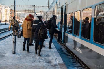 Укрзалізниця напередодні свят додасть потягів: новий графік