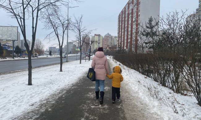 Мама с ребенком, снег, зима, фото: Знай.ua