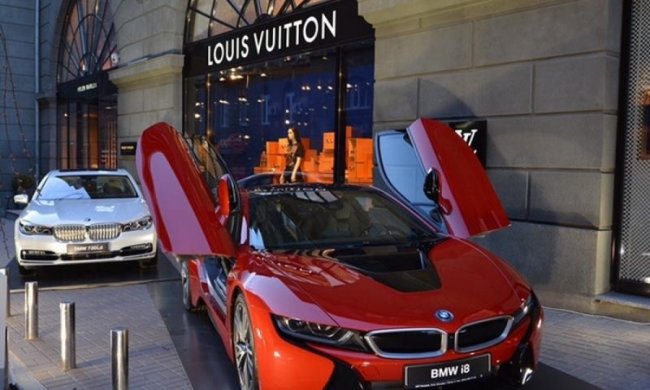 Авто від-кутюр: Louis Vuitton відтюнінгувала новітні BMW 
