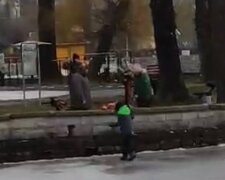 Ребенок на льду / скриншот из видео