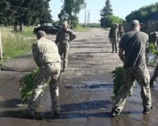 Зеленский едет: военных заставили бутылками и лиственными вениками осушать лужи