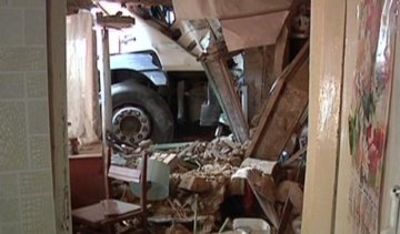 Семья уже десять дней живет с грузовиком в доме
