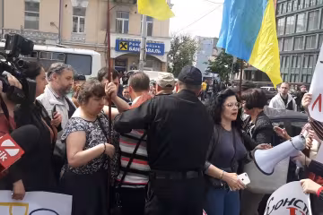 "Порохоботы" против "ЗеБотов": возле киевского суда произошла стычка, видео