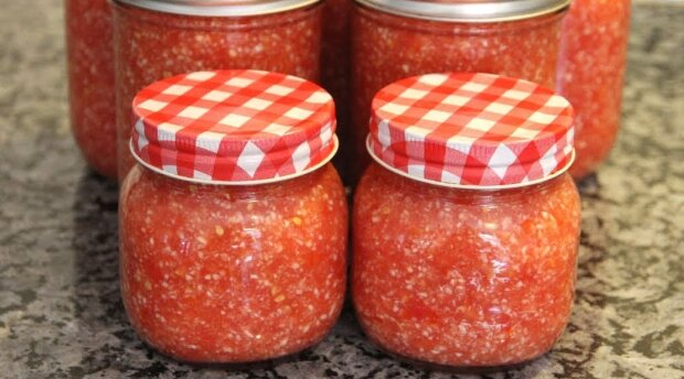 Классический рецепт: хреновина с помидорами и чесноком. Фото и видео процесса приготовления