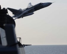 Російські військові літаки провокували есмінець США