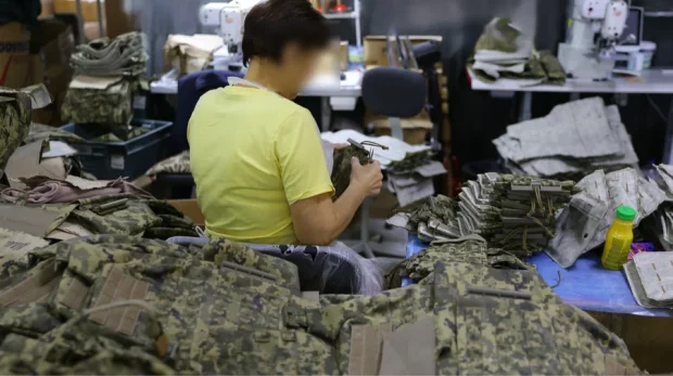 Дитяча броня, кераміка та рідкий азот: повний цикл створення українського бронежилета – від поліетилену до фронтових тестів