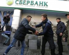 Теперь в Краматорске: "Азовцы" замуровали очередное отделение Сбербанка