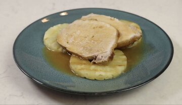 Свиняча вирізка з ананасом та чебрецем: фото скрін Ютуб