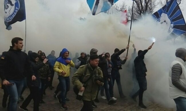 Фанаты "Черноморца" вышли на марш против "Сбербанка" (фото, відео)