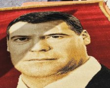Килимок з обличчям Медведєва підірвав мережу