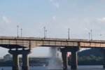 Комунальники Кличка забили на ремонт теплотраси на мосту Патона - тисячі киян сидять без води