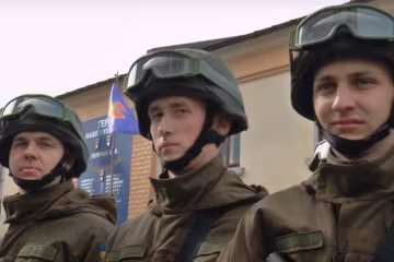 Будущие защитники Украины показали, чем их кормят в военной академии: мясо, но червей