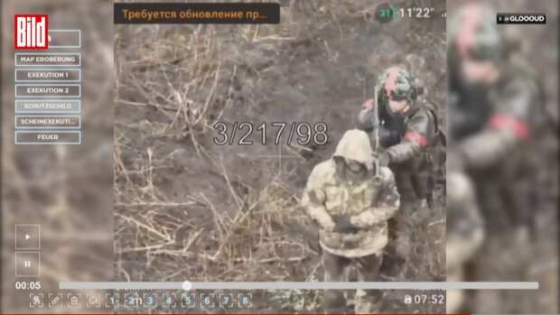 российский террорист использует воина ВСУ как живой щит \ кадр с видео