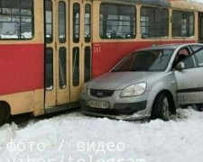 Легковушка протаранила трамвай на столичной Оболони