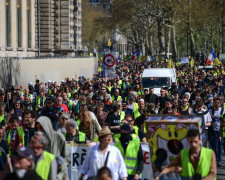 Париж відзначив 1 травня кривавими протестами "жовтих жилетів": кадри масового побиття та арештів