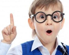 Дитина в окулярах. Фото з відкритих джерел