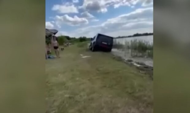 Неадекватний водій понищив берег. Фото: Youtube