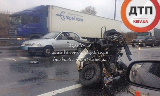 Touareg разорвал авто на куски: на Заболотного огромная пробка (фото)