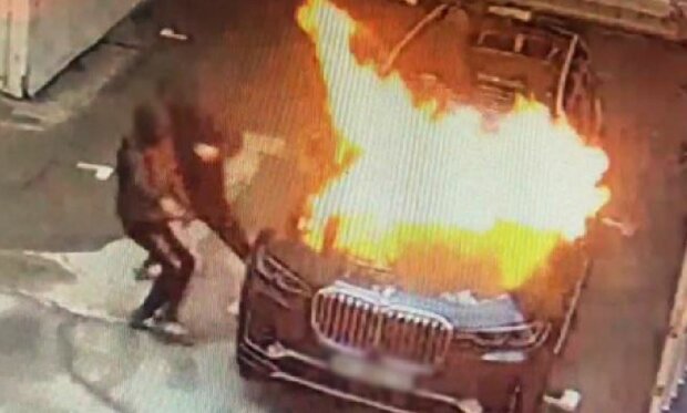 В Киеве подожгли элитное авто, фото: Нацполиция