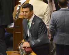 Щойно закінчила університет: Тищенко зі "Слуги народу" взяв у помічниці красуню-білявку, фото