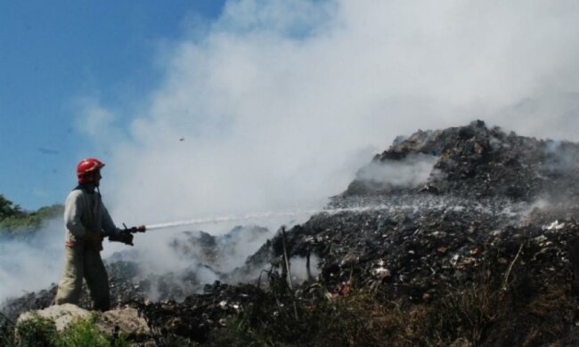 Пожары на мусорных свалках спровоцировали поджоги 