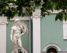 Пітерській статуї Давида "доліплять" одяг