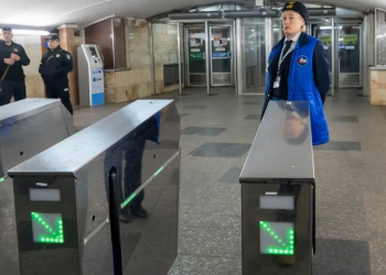 Турникеты, метро, кадр из видео