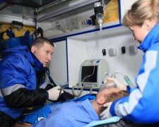 Дітей масово забирають швидкі: на популярних курортах розгулялась епідемія