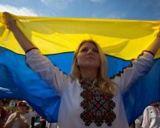 Украинский флаг над Донецком: соцсети в восторге