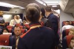 На борту літака, скріншот: Youtube