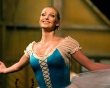 Волочкова розвела ноги в честь чоловічого свята