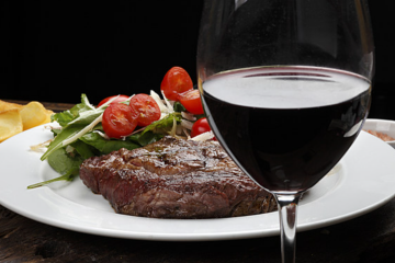 Мясо и вино, изображение из свободных источников