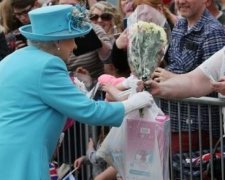 Королеве Великобритании подарили порванный пакет