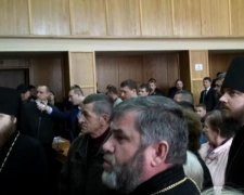 В подряснике и с крестом: ровенский священник выбил зуб коллеге