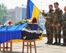 Погибшего героя АТО ограбили на его похоронах