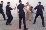 У мережах обговорюють затримання поліцейськими безпритульного (відео)
