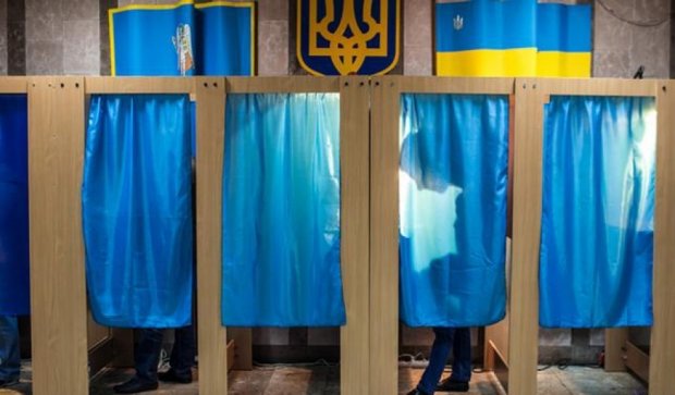 По всей Украине заработали избирательные участки на местных выборах