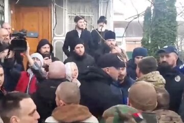 Люди біля церкви МП в Хмельницькому. Фото: скриншот з відео