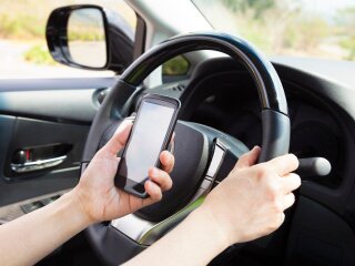 Водій зі смартфоном фіксує порушення ПДР