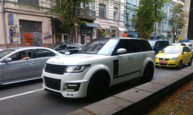 Злиденна країна: в Києві знову помітили унікальне люксове авто