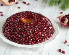 Салат "Гранатовый браслет" с грибами и курицей: экономный вариант для хозяек