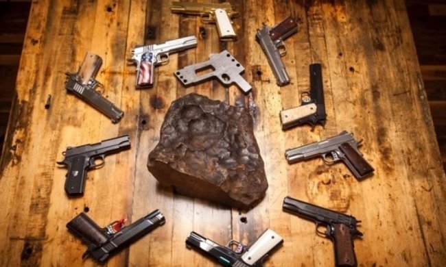 З уламка древнього метеорита виготовлять пістолети