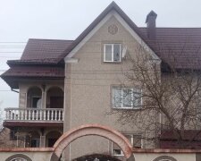 Під Львовом виявили маєток із золотим левом: як палац Путіна під Геленджиком