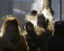 Прямо біля станції метро: неадекват встромив жінці ніж у шию