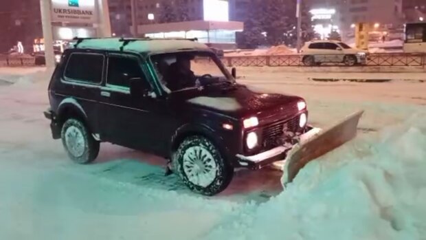 Харків'янин прибирає сніг, кадр з відео: Telegram Ху*вый Харьков